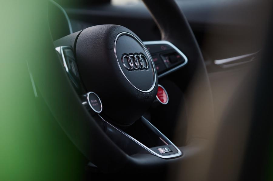 Детали интерьера Audi TT RS Coupe (8S) 2020 года  (AU) (фото 17 из 35)
